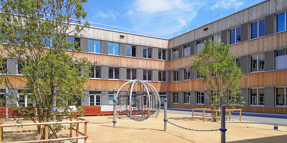 Modulare Schule in Holz-Beton-Verbundbauweise mit DELTABEAM® Verbundträgern. Foto: Peikko