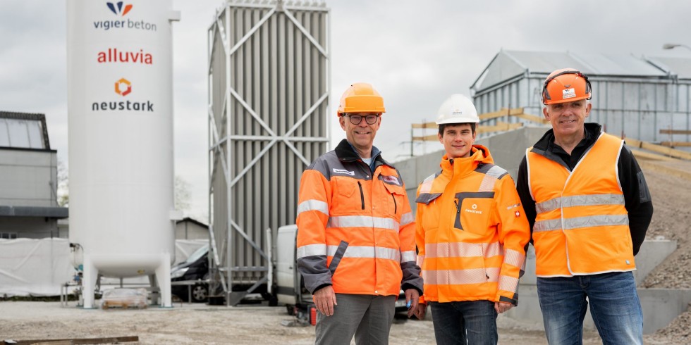 Die Partner Alluvia, Neustark und Vigier vor der Speicheranlage in Biberist – vertreten durch die Projektleiter Gerd Aufdenblatten, Erik Turner und Bruno Stettler (v.l.n.r.). Foto: Neustark 