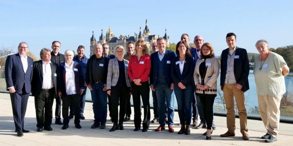 Die Gründungsmitglieder der Allianz für nachhaltiges Bauen in Mecklenburg-Vorpommern vor dem Schweriner Schloss, das Sitz des Landtages M-V ist. Foto: IHK zu Schwerin 