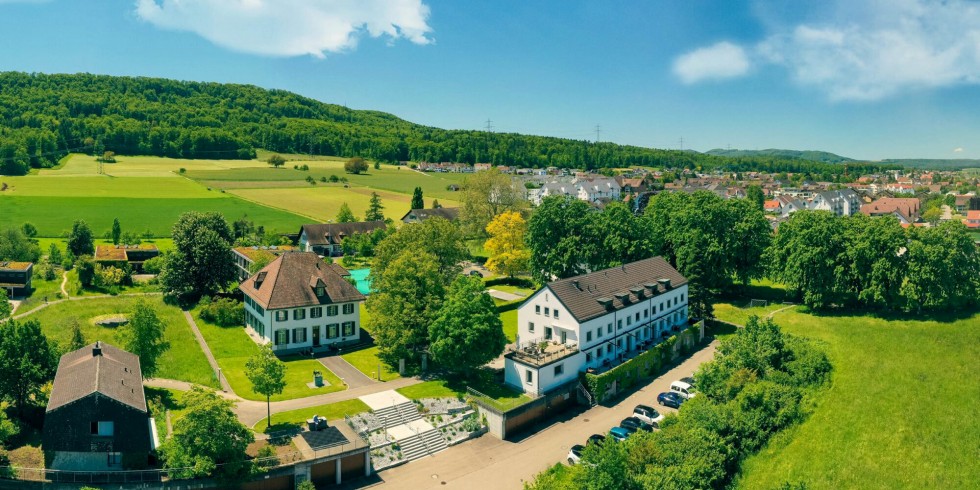 Der Neuhof in Birr im schweizerischen Kanton Aargau setzt auf eine kostengünstige und erneuerbare Energieversorgung. Foto: Neuhof