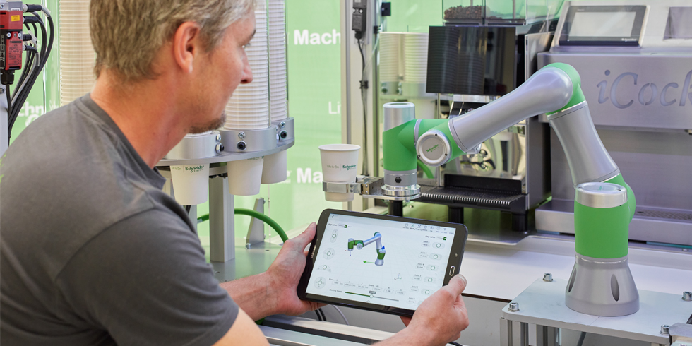 Der Lexium Cobot von Schneider Electric lässt sich unproblematisch vom Tablet aus programmieren. 
Foto: 998-22309053 Cobot Images_8530 × 5686_SE0178_GMA.tif
