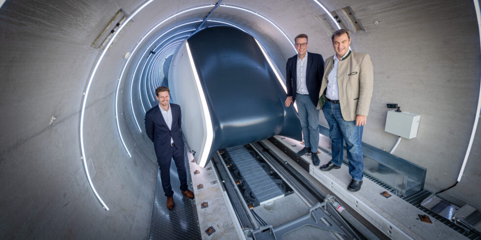 Eröffnung der Teststrecke am 26.7.2023 auf dem Campus Ottobrunn / Taufkirchen. (v.l.n.r.): Domenik Radeck, Technischer Leiter TUM Hyperloop, Markus Blume, Bayerischer Staatminister für Wissenschaft und Kunst, Dr. Markus Söder, Bayerischer Ministerpräsident.

Foto: Andreas Heddergott / TUM