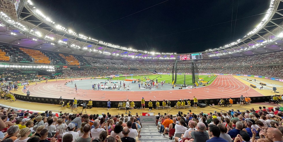 Noch bis Sonntag finden die Zuschauer auch auf dem temporären oberen Rang im Stadion zur Leichtathletik-WM in Budapest einen Platz. Foto: NUSSLI Group