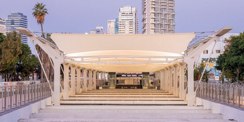Der nach oben offene Tiefbahnhof von Tel Aviv wird mit dem Membrandach frei überspannt. Foto: Thomas Schlijper