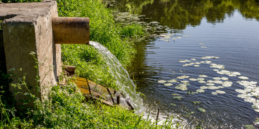 Abwasser wird häufig in Flüsse eingeleitet. So gelangen zahlreiche Spurenstoffe in die Gewässer. Foto: panthermedia.net/PhotoMost