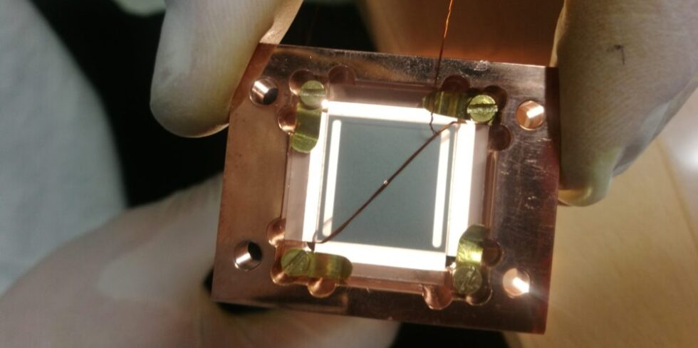 Der Mikrowellen-Resonator besteht aus zwei supraleitenden Chips.
