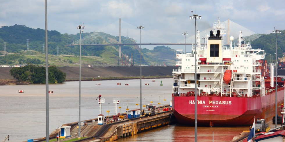 Frachtschiff auf dem Panamakanal im Jahr 2022: Aktuell stauen sich auf beiden Seiten der Wasserstraße Schiffe, die nur mit Verzögerung durch den Kanal fahren dürfen. Foto: Brian J. Tromp / unsplash 