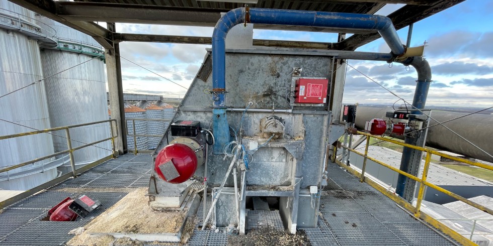 Sollte im Kopf dieses Becherelevators eine Staubexplosion entstehen, unterdrückt das IPD-System von BS&B (links) sie in Sekundenbruchteilen mit einem chemischen Löschmittel. Foto: Bormann & Neupert by BS&B GbmH