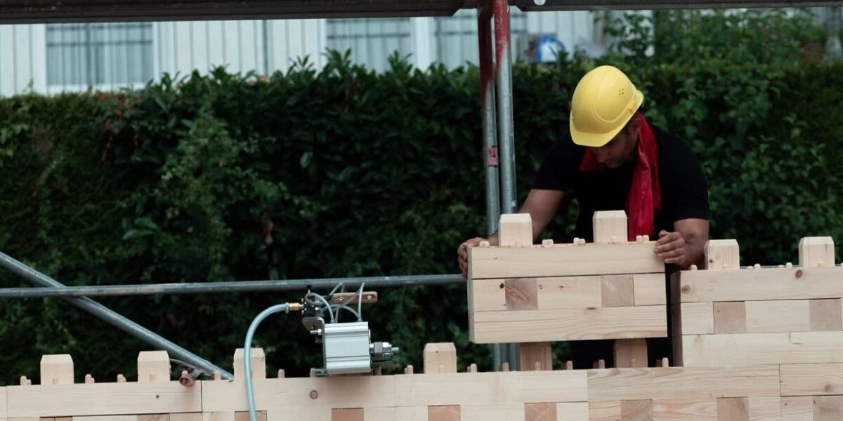 Nachhaltiger Hausbau: Triqbriq fertigt Bausteine aus Altholz