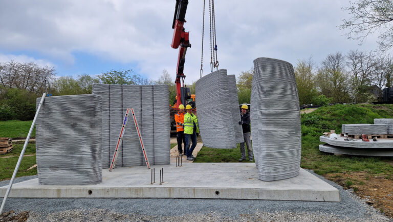 Auf der Baustelle mussten die Fertigteile nur noch auf die Betonfertigteilplatte gestellt und mit Ankern untereinander verbunden werden