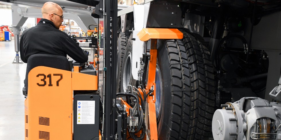 Ein gutes Beispiel für den Sondermaschinenbau in der Logistik: Die Rädermontage für die bis zu neunachsigen Kranfahrzeuge läuft bei Liebherr mit einem Rädermanipulator von Genkinger entspannt und sicher ab. Foto: Genkinger