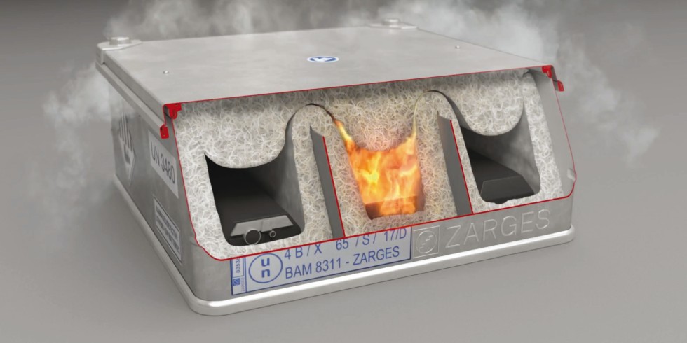 Die Zarges-Transportbox mit Gefahrgutzulassung ist mit einem feuerfesten Polster- und Aufsaugmaterial aus texturierten Glasfasern ausgekleidet – und schützt so die Umgebung und minimiert die Folgen eines Akku-Brandes. Foto: Zarges