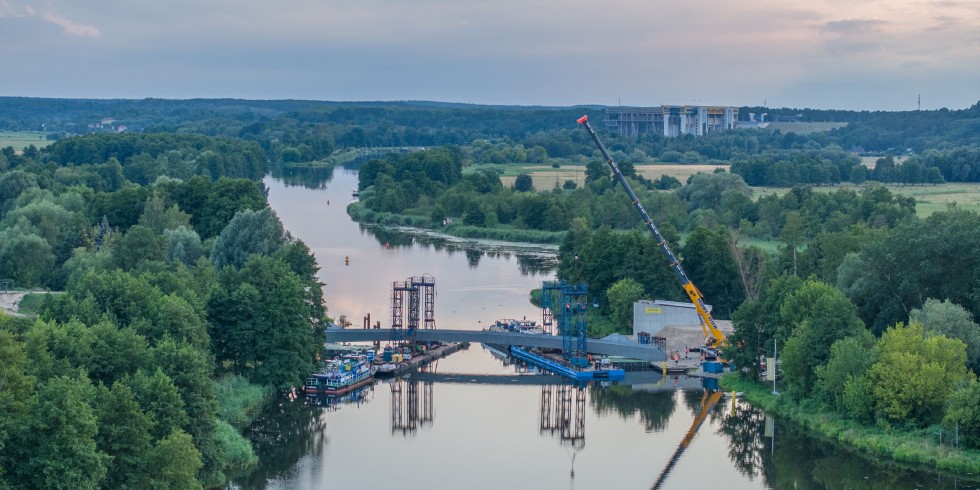 Wenn die letzten Arbeiten ausgeführt sind, führt eine neue Brücke über den Havel-Oder-Wasserweg bei Liepe. Im Hintergrund ist Europas größtes Schiffshebewerk Niederfinow zu sehen. Foto: Budimex SA