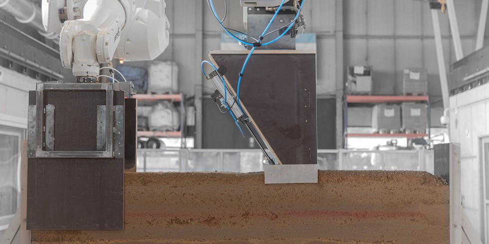 Um effektiver Gebäude aus Lehm zu errichten, hat ein Forscherteam eine mitlaufende Schalung und ein Verdichtungswerkzeug entwickelt, das robotisch betrieben wird. Foto: Joschua Gosslar/TU Braunschweig