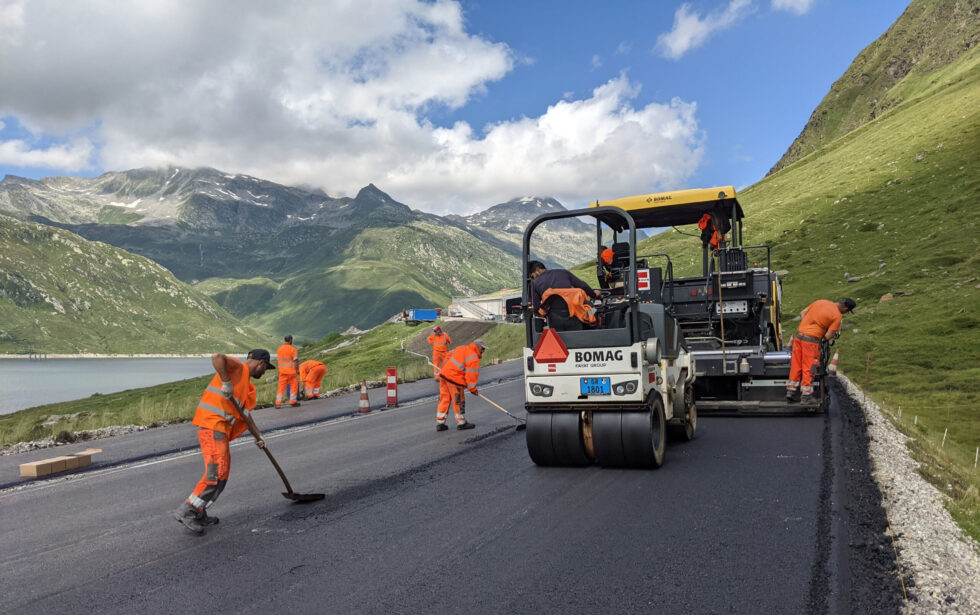 Teststrecke auf dem Lukmanierpass: Strassen in Höhenlagen sind besonders anfällig auf Risse.
Foto: Empa