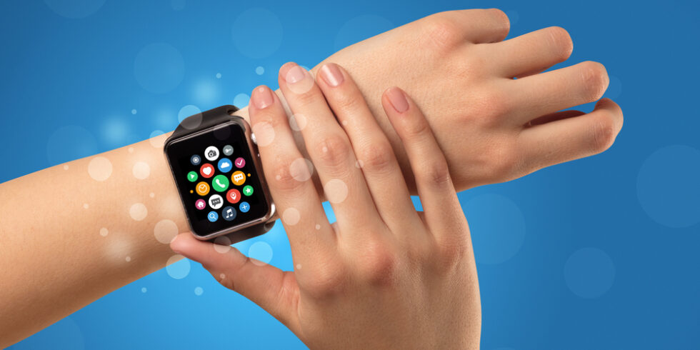 Hand mit Smartwatch am Handgelenk