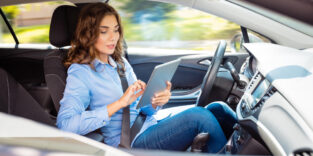 Frau mit Tablet im Auto