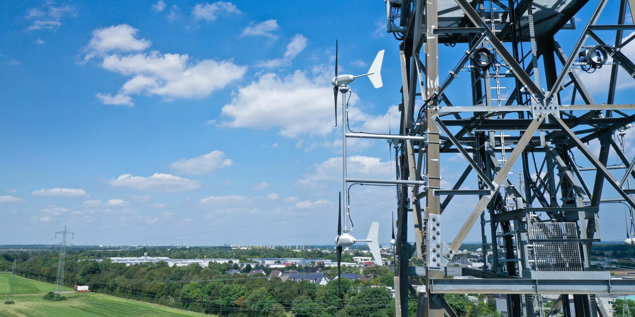Windkraft meets Funkmast: Erste Mobilfunkstation mit Windturbinen eingeweiht