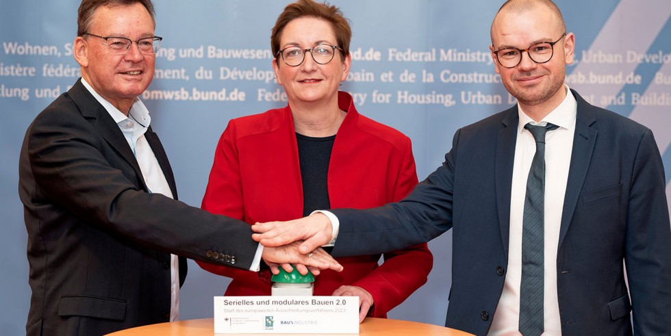 Axel Gedaschko, Präsident des GdW (links), Bundesbauministerin Klara Geywitz (mitte) und Tim-Oliver Müller, Hauptgeschäftsführer des HDB (rechts) gaben im März 2023 den Startschuss für die Rahmenvereinbarung 2.0. Jetzt stehen die  Bieter für die Angebote fest. Foto: Henning Schacht/BMWSB
