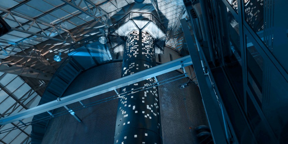 Bild 1: Die Experimente zur Schwerelosigkeit im Bremer Fallturm sind weithin bekannt. Mit einer neuen Fallanlage soll die Nutzungsfrequenz pro Betriebstag ausgeweitet werden. Die Anlage ist ein hydraulisch betriebener Aufzug, der einem vielfachen der Erdbeschleunigung ausgesetzt wird. Foto: ZARM, Universität Bremen