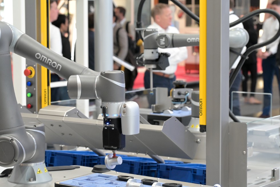 Im Mittelpunkt des Showcase mit Omron steht der virtuelle Zwilling einer vollständig automatisierten und flexiblen Produktionslinie inklusive Robotik-Handlingsautomaten und mobilen Robotern. Foto: Omron