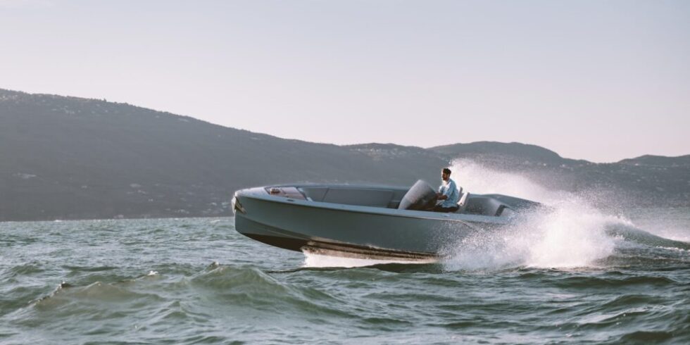 Das erste Elektro-Sportboot von Porsche auf dem Wasser