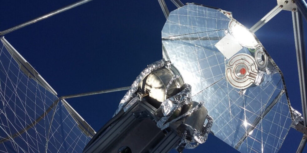 Parabolreflektor, der einem Solarreaktor konzentriertes Sonnenlicht liefert.