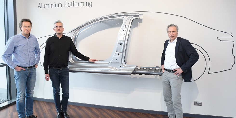 Automobiler Leichtbau par Excellence: Die Verantwortlichen sind mit der Validierung der Umformeigenschaften von Aluminium-Karosserieteilen zufrieden, sehen aber auch noch einen Strauß an Aufgaben vor sich. Von links: Thorsten Junge, Marc Schweizer und Thomas Bauer. Foto: fischer group