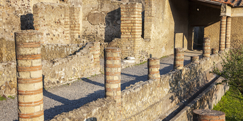 Künstliche Intelligenz belebt antike Texte aus Herculaneum wieder: Die Enthüllung verschütteter Schriftrollen. Foto: PantherMedia / benkrut (YAYMicro)