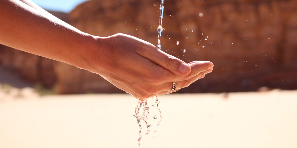 Innovatives neues Material erntet Luftfeuchtigkeit und bringt Wasser in die Wüste