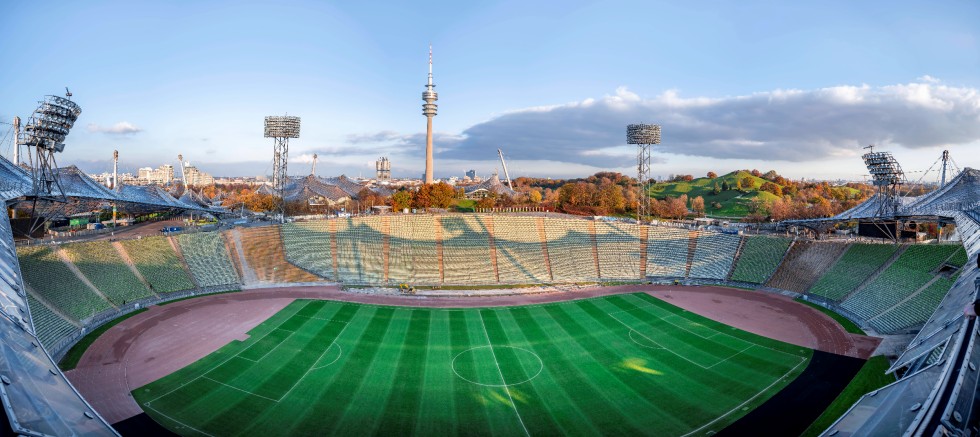 Eine Ikone der Bauingenieurkunst: Das Olympiastadion in München, hier ein Panoramablick mit Fußballfeld. Foto: IMAGO/imagebroker