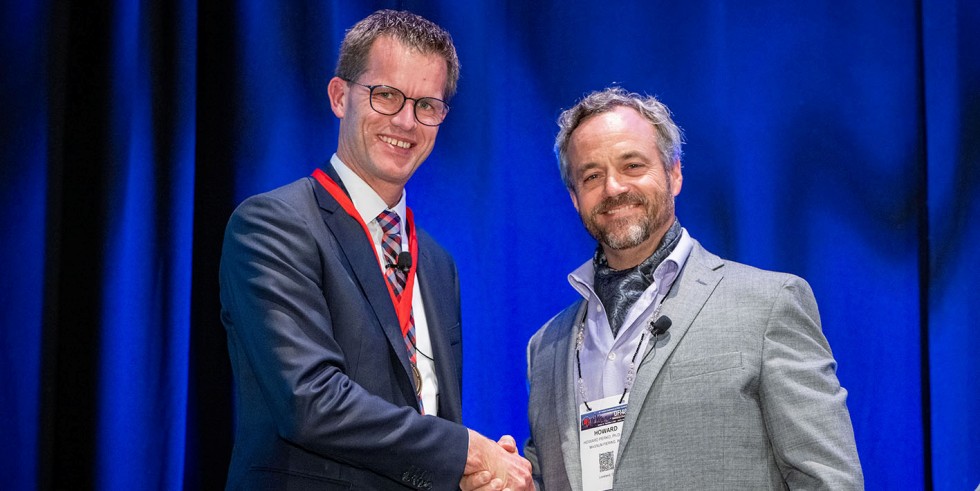 Björn Ischebeck nimmt die Glückwünsche stellvertretend von Dr. Howard Perko entgegen, der die Verleihung durchgeführt hat. Foto: Mark Skalny 