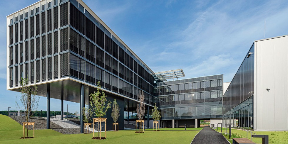 Auf unterschiedlichen Niveaus befinden sich Bürogebäude, Produktion und Logistiktrakt am Firmensitz des Naturkosmetik-Unternehmens. Foto: ATP/AnnABlaU 