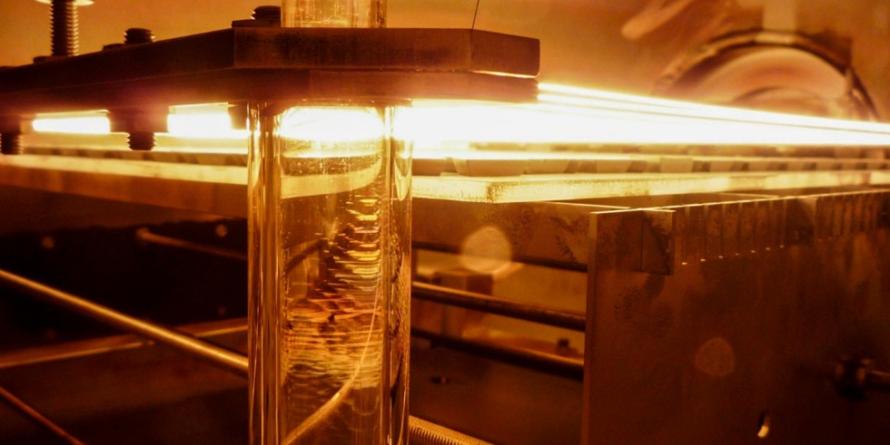 Moderner Beschichtungsprozess: Innenansicht eines Reaktors während des „Hot‐Filament‐CVD“-Verfahrens zur Synthese von Diamantschichten. Foto: Mapal 