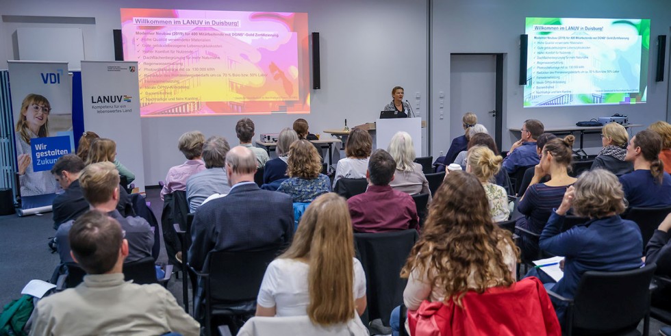 Frau Dr. Barbara Köllner, Vizepräsidentin des LANUV NRW, begrüßt die Teilnehmerinnen und Teilnehmer des Work-shops „Biomonitoring für die Zukunft“ Foto: © LANUV/Oberhaeuser