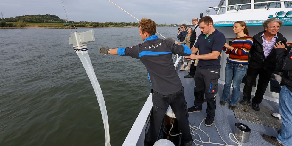 Entnahme einer Gewässerprobe aus dem Rhein. Workshopteilnehmerinnen und -teilnehmer besichtigen im Rahmen einer Exkursion am 13. Oktober 2023 das Laborschiff „Max Prüss“ des LANUV NRW. Foto: ©LA-NUV/Oberhaeuser