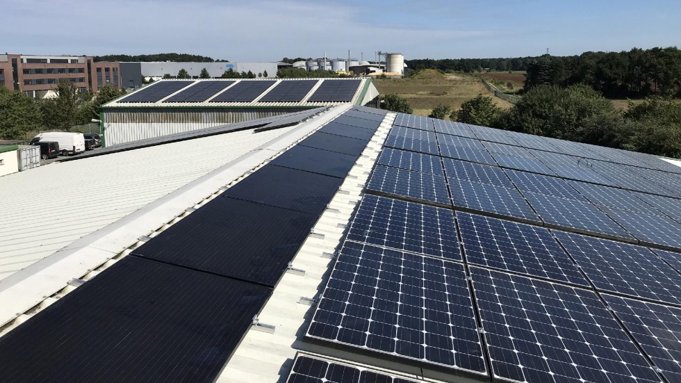 In einem Verbundprojekt werden neue Kriterien für die Wiederverwendung von Solarmodulen erarbeitet (im Bild: Das Firmengebäude des Umweltdienstleisters buhck Gruppe mit gebrauchten PV-Modulen). Foto: buhck Gruppe