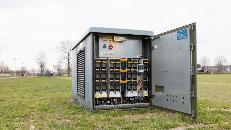 Ortsnetzstation mit installierter „GridCal“-Leiste (zweite Reihe von rechts). Foto: PSInsight