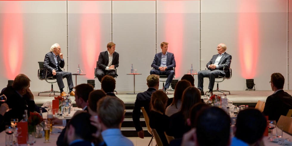 WGP-Jahreskongress 2023: Podiumsdiskussion bei der Firma fischer (Referenten von links nach rechts: Prof. Dr. Erich Zahn, Prof. Dr. Alexander Sauer, Andreas Voll (Vorsitzender der Geschäftsführung), Dr. Kurt Schmalz. Foto: Fotoatelier Ebinger 

