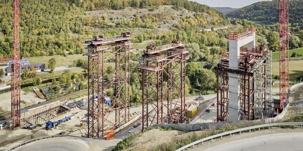 Die Montage des bodengestützten Traggerüsts vermittelt einen ersten Eindruck von der Höhe der Brücke. Foto: Porr
