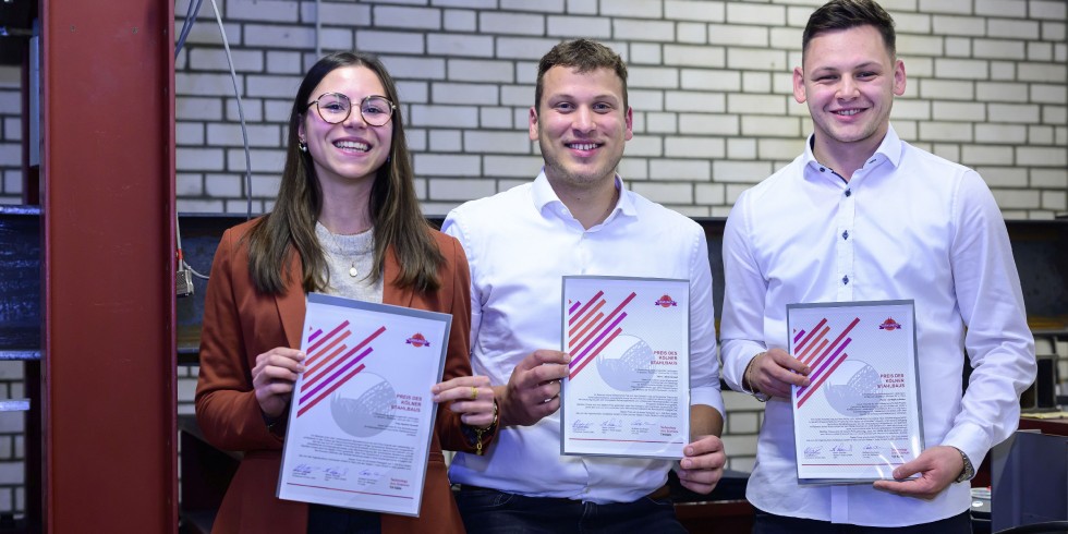 Sophie Quandt, Jakob Schaaf und Tim-Marius Müller (v.l.) erhielten die diesjährigen Preise des Kölner Stahlbaus. Foto: Costa Belibasakis/TH Köln