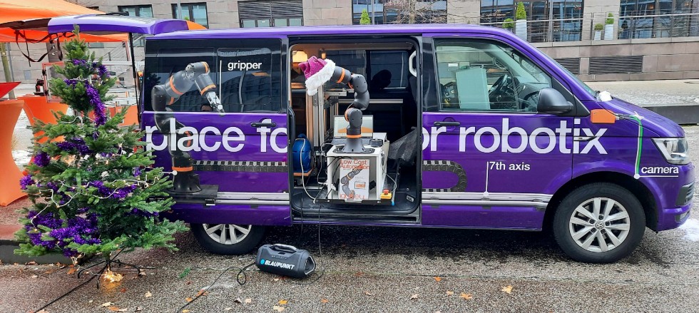 Mit dem neuen, kompakten Roadshow-Van von igus können auch kleine Unternehmen Low-Cost-Automation-Lösungen schnell am eigenen Standort testen. Foto: Schnell
