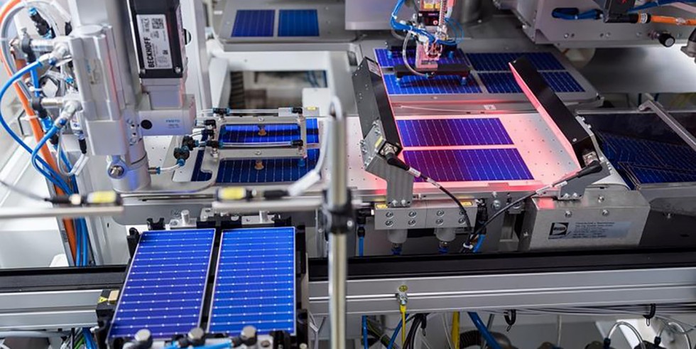 Der Stringer TT4000 i8 ECA wurde mit einem speziell entwickelten Klebeverfahren zur Verbindung hocheffizienter Solarzellen der neuesten Generationen vom Typ Heterojunction (HJT) und Multijunction (Tandem-Solarzellen) entwickelt. Foto: Teamtechnik
