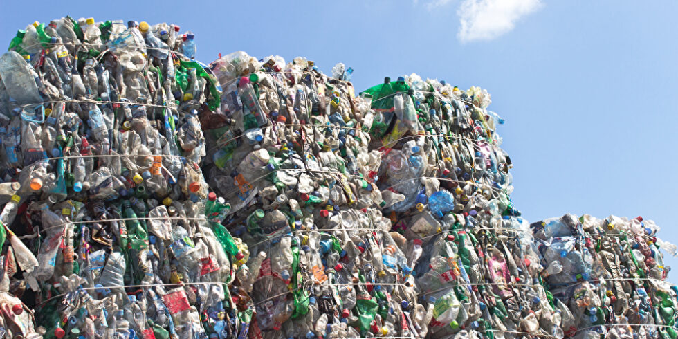 Stapel von Plastikflaschen bereit für das Recycling