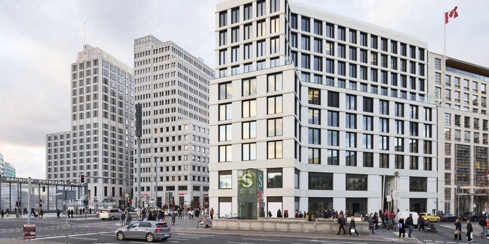 Das Büro- und Geschäftshaus Trion fügt sich harmonisch in das städtebauliche Umfeld am Leipziger Platz in Berlin ein. Foto: Schollglas/Andrew Alberts