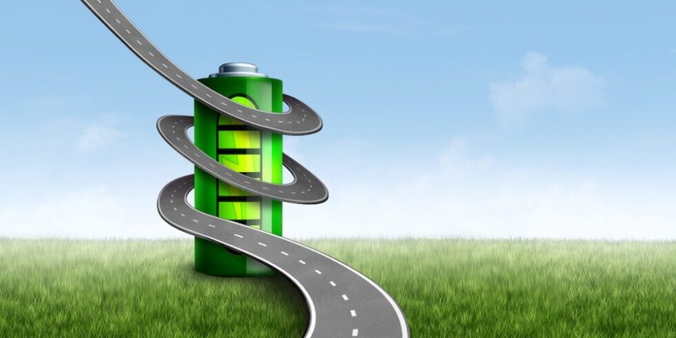 Batterie auf grüner Wiese als Symbol für die Elektrifizierung des Verkehrs.