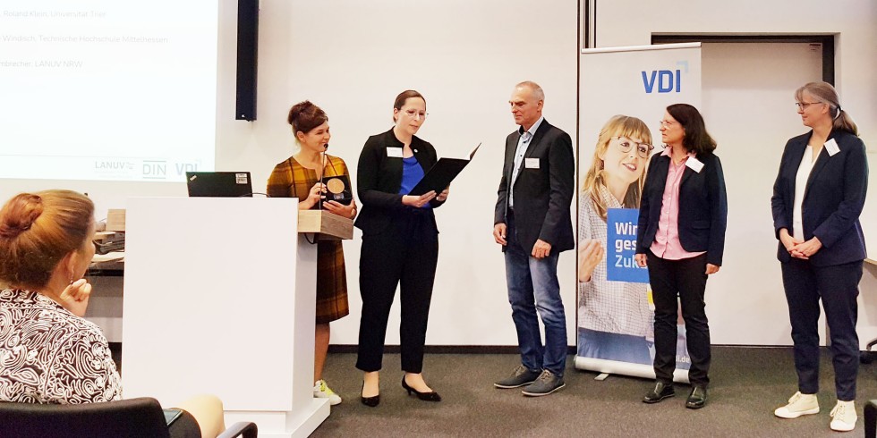 Verleihung der VDI-Ehrenplakette durch (v.l.n.r.) Dr. Anke Niebaum und Ruth Heesen (beide VDI) an Prof Dr. Roland Klein (Universität Trier), Prof. Dr. Ute Windisch (TH Mittelhessen) und Dr. Katja Hombrecher (LANUV NRW)  Foto: © VDI/Heesen) 
