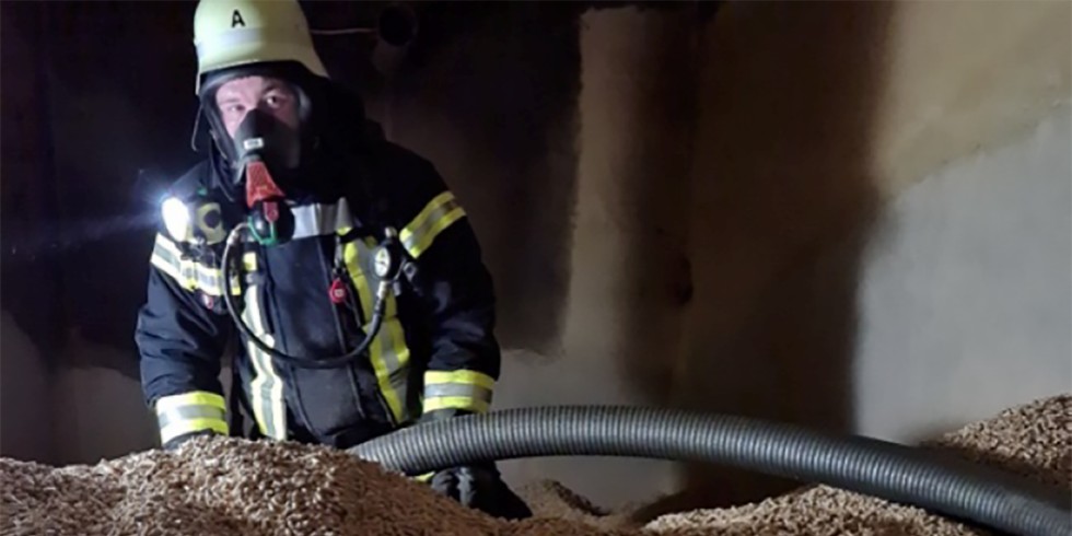 Feuerwehr bei der Befüllung von Holzpelletlager. Foto: FF Tutzing