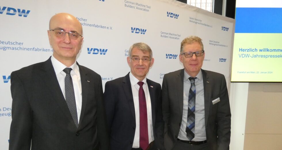 Bernhard Geis, Leiter Wirtschaft und Statistik, Franz-Xaver Bernhard, Vorsitzender und Dr. Markus Heering, Geschäftsführer (v.li.) - alle VDW, Frankfurt/Main, bei der Jahrespressekonferenz im Januar in Frankfurt. Foto: Schnell