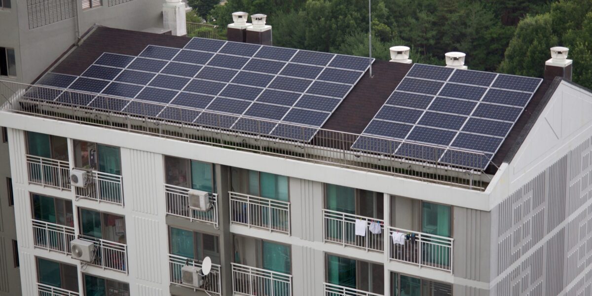 Gemeinschaftliche Quartierspeicher könnten die Energiewende in Neubaugebieten durch die effiziente Nutzung von Photovoltaik-Anlagen entscheidend vorantreiben. (Symbolfoto) Foto: PantherMedia / hssbb79